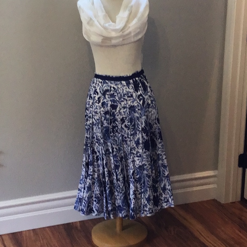Pleated skirt with side zipper by Focus.